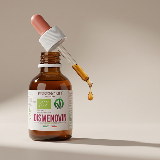 Contagocce di Dismenovin con goccia ambrata sospesa, dettaglio apothecary su fondo neutro.