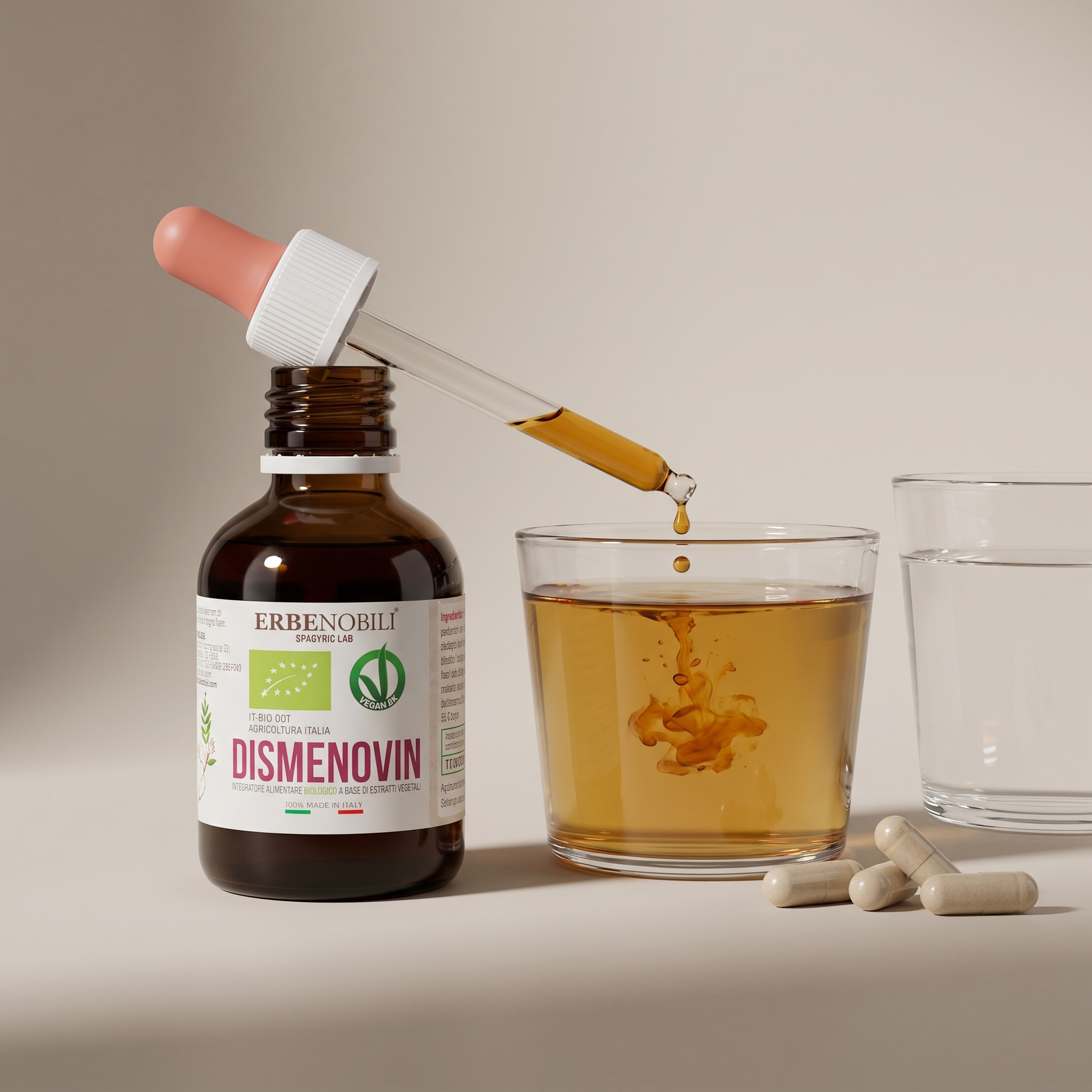 Modo d'uso del Kit Dolce Ciclo: gocce di Dismenovin nell'infuso e capsule di Multimagnesio accanto all'acqua.