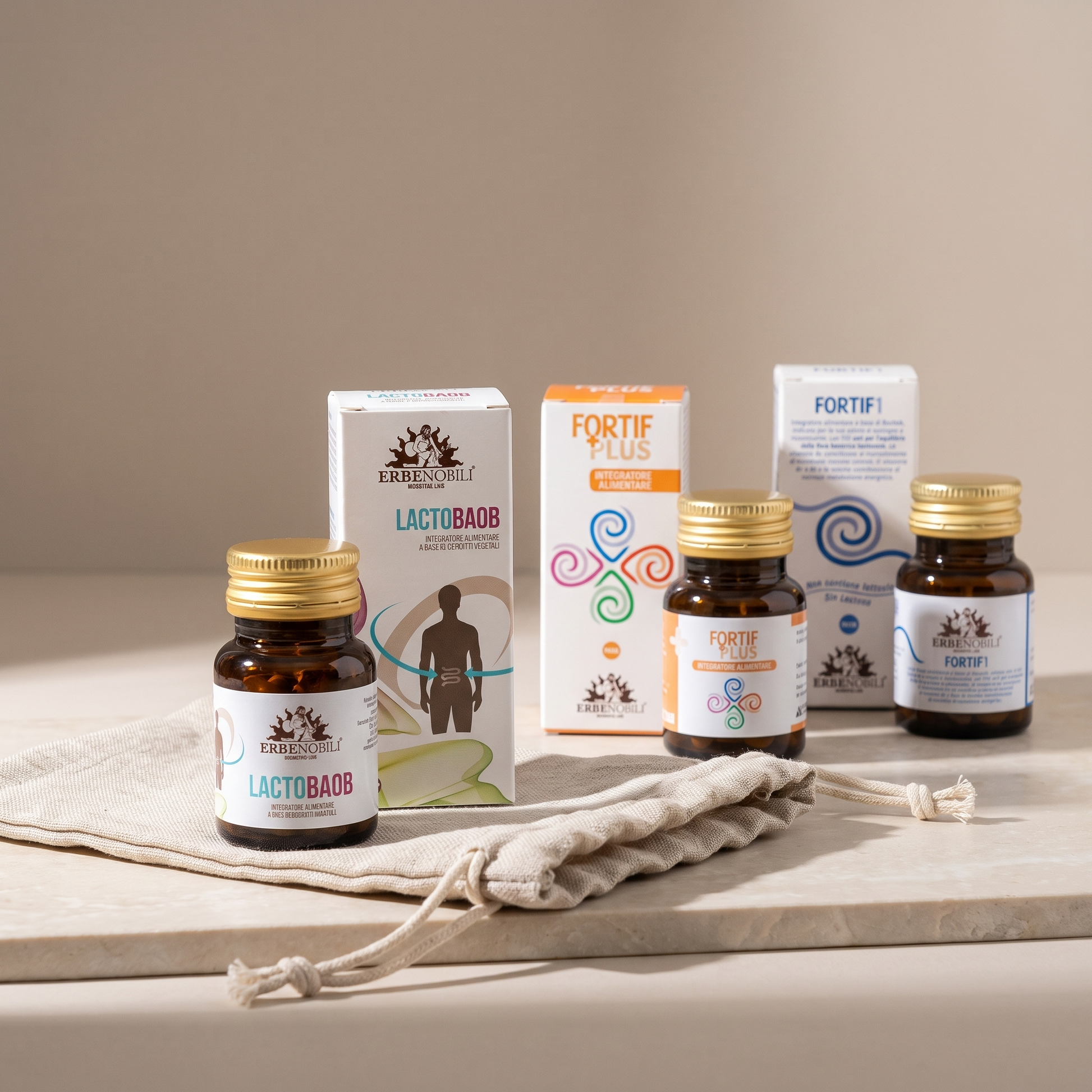Astucci e vasetti del kit intestinale pronti da mettere in valigia con luce mattutina