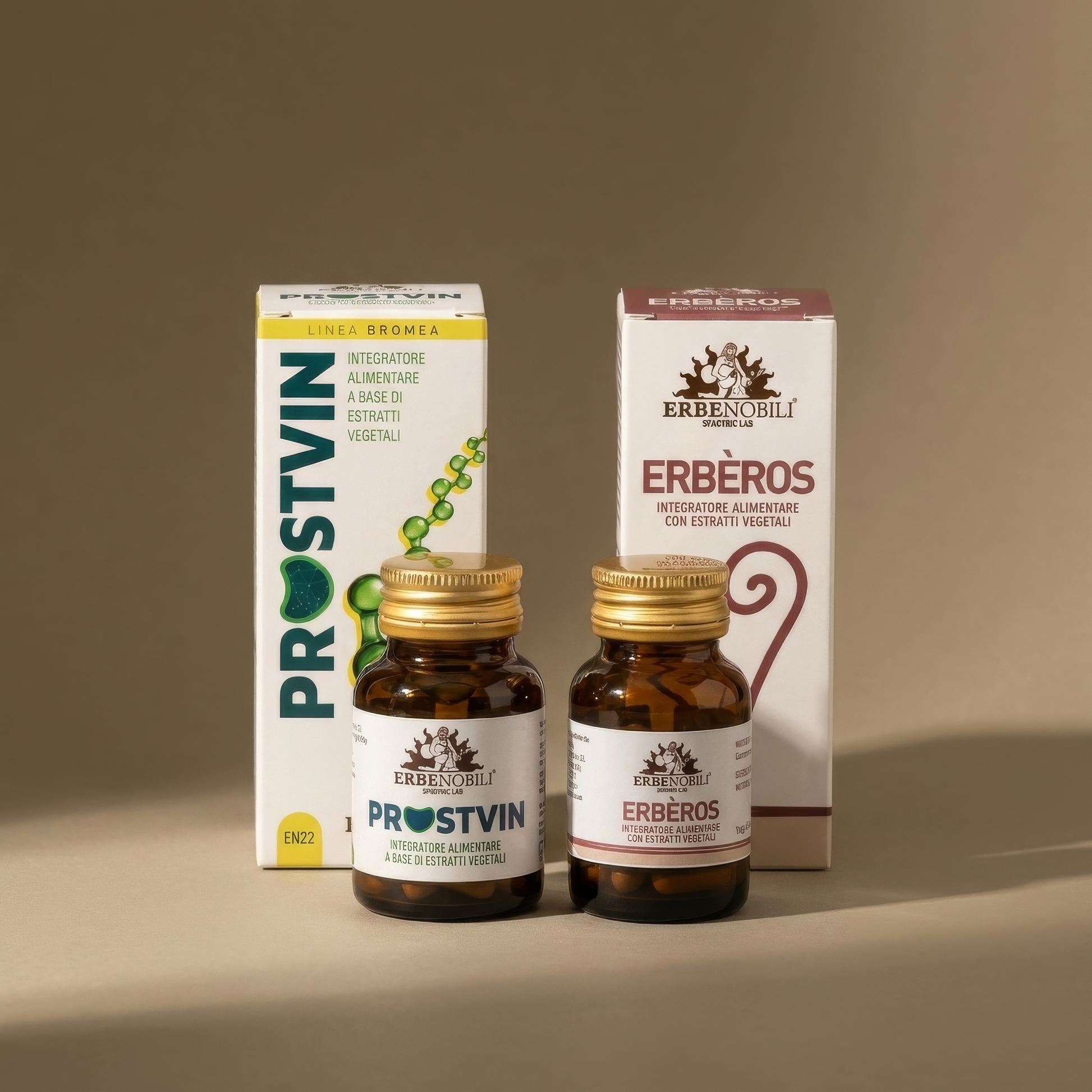 Kit Uomo ProEssenza: astucci Prostvin ed Erberos con i vasetti ambrati su fondo greige