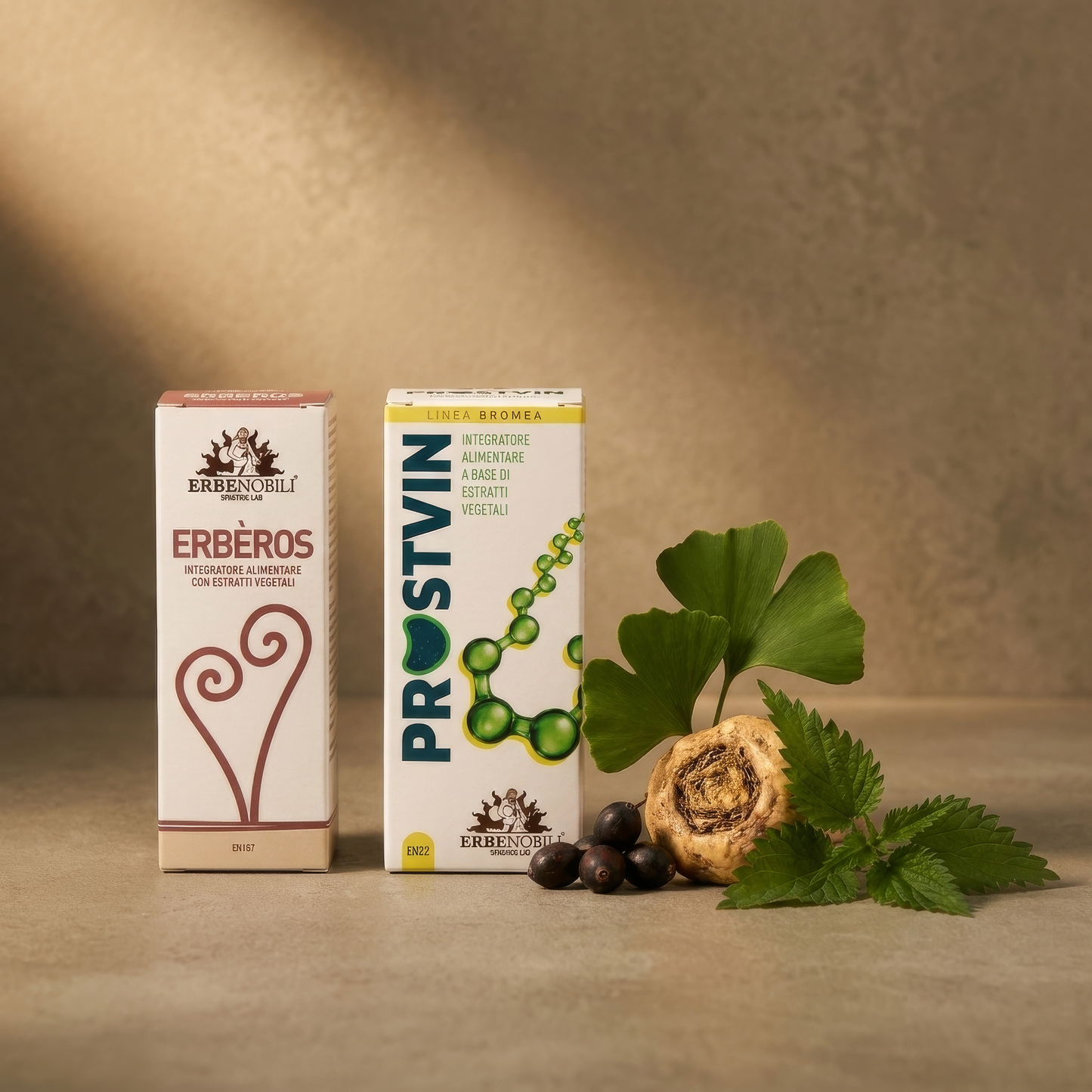 Ingredienti del Kit Uomo ProEssenza: serenoa, ginkgo, maca e ortica accanto a Prostvin ed Erberos