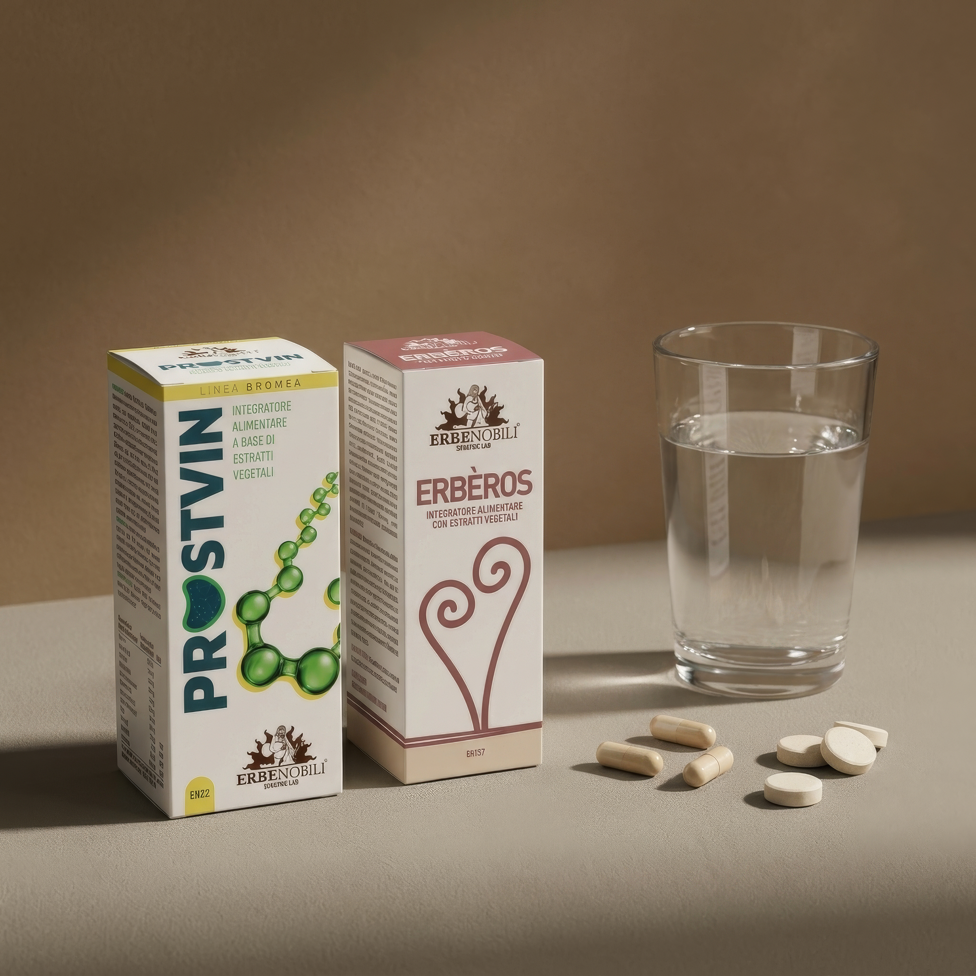 Modo d'uso del Kit Uomo ProEssenza: capsule e compresse con un bicchiere d'acqua accanto agli astucci