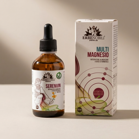 Kit Notti Serene con Multimagnesio e Serenvin su fondale greige caldo e luce morbida laterale