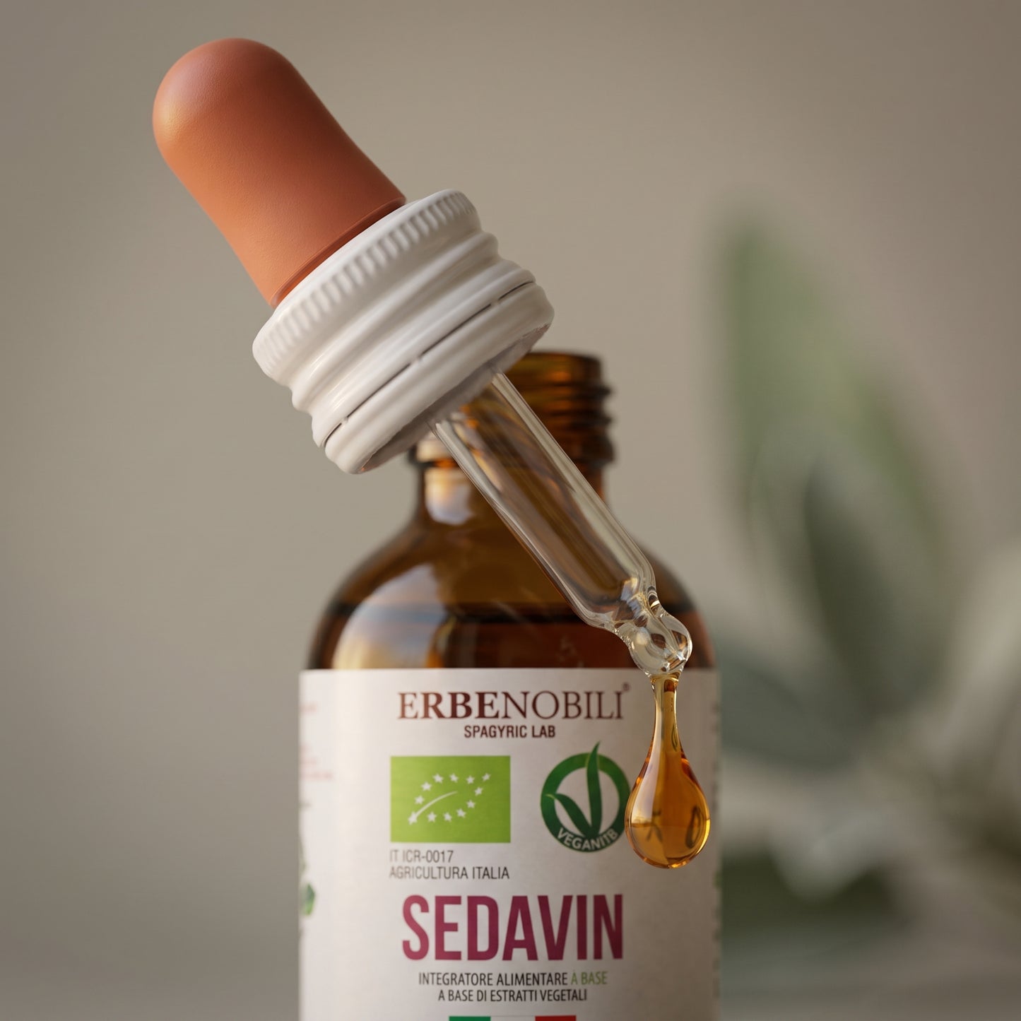 Contagocce di SEDAVIN con una goccia di estratto ambrato sopra l'etichetta del flacone
