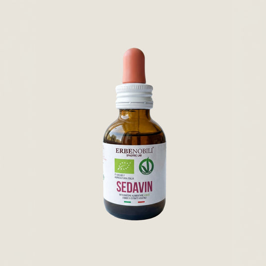 Flacone ambrato da 50 ml di SEDAVIN ErbeNobili gocce al tiglio e biancospino su fondale neutro greige