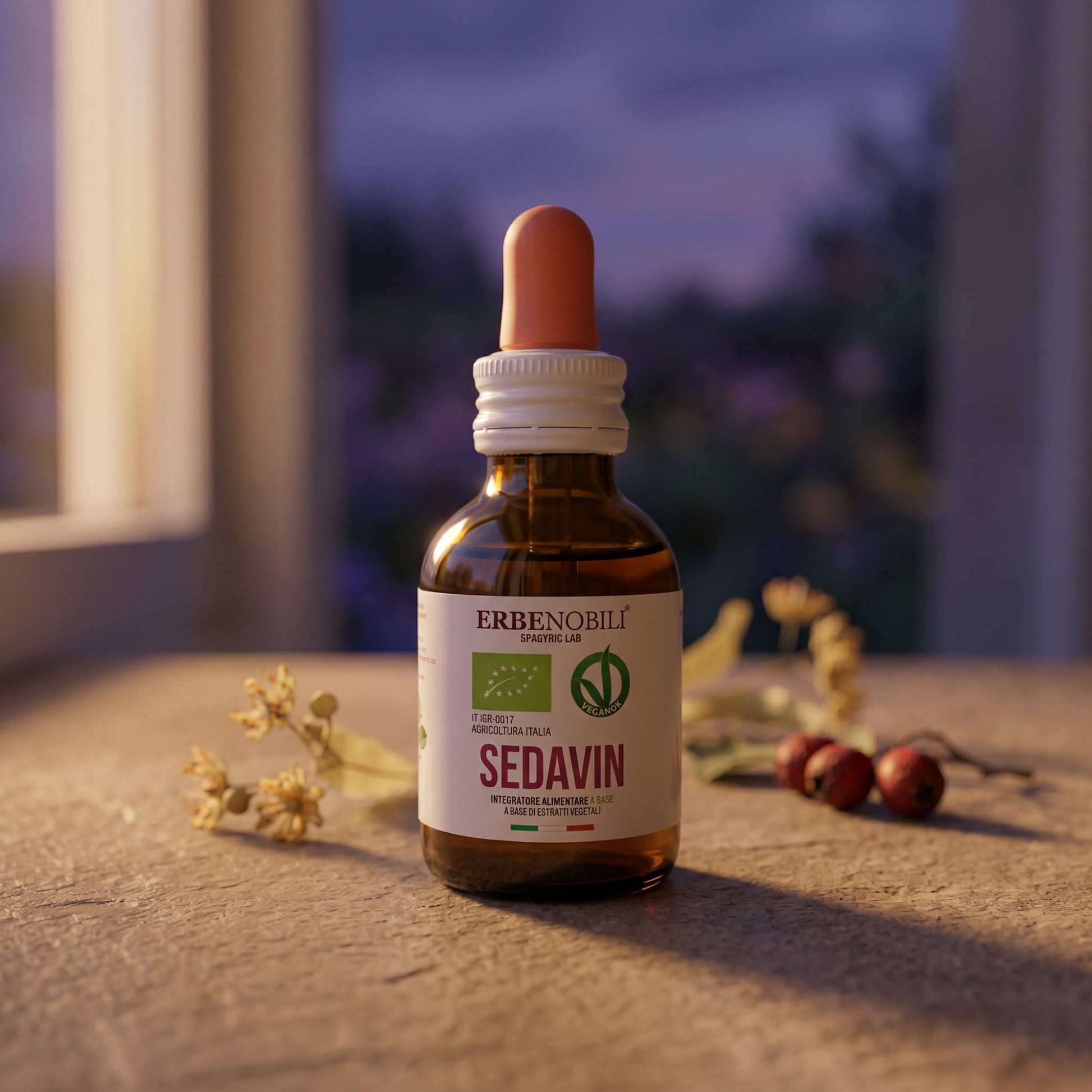 Flacone di SEDAVIN ErbeNobili al crepuscolo accanto alla finestra, con tiglio e biancospino, atmosfera di relax serale