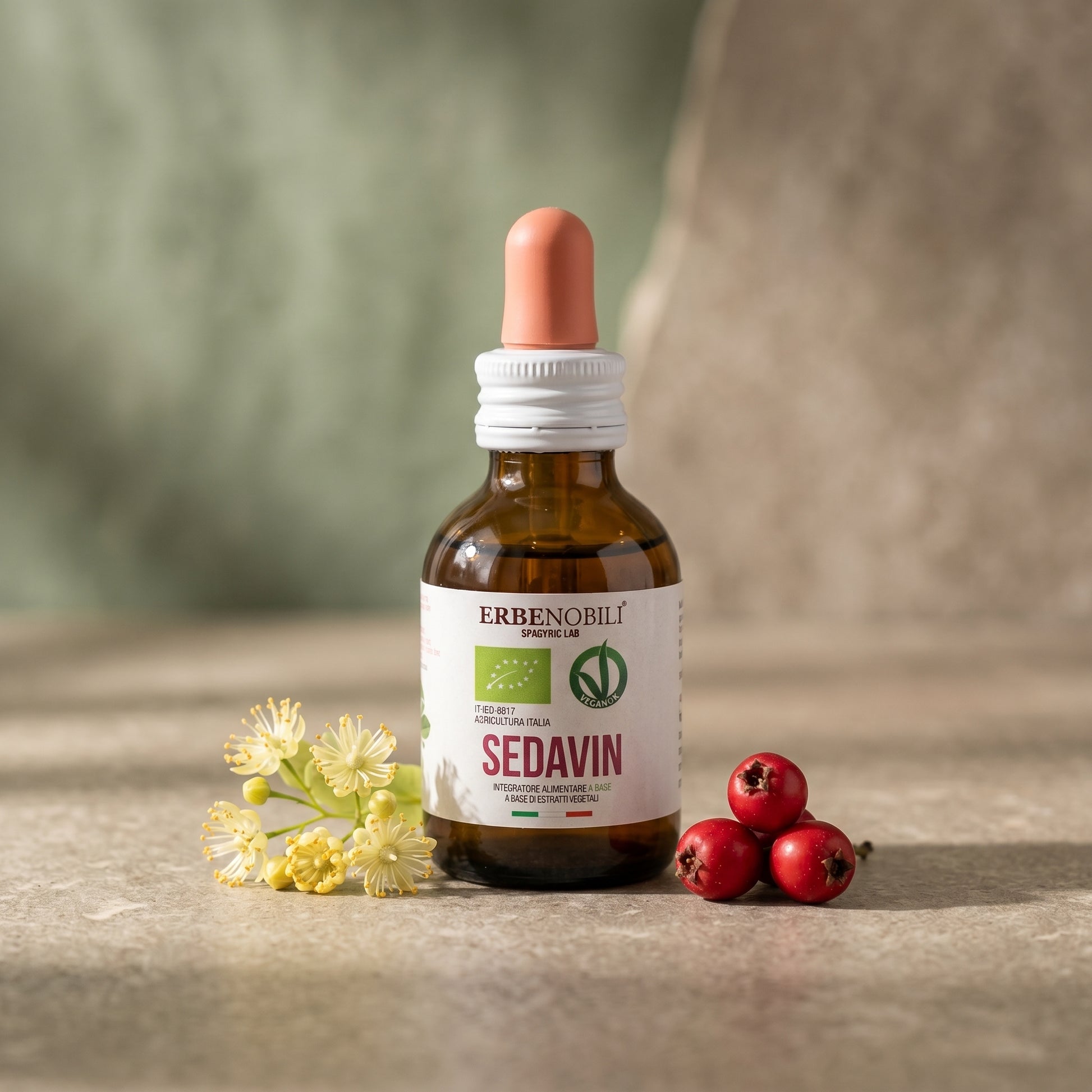 SEDAVIN ErbeNobili accanto a fiori di tiglio e bacche di biancospino, gli estratti vegetali della formula
